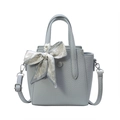 Licht blauwgrijze bucket bag met lychee textuur en hartjes sjaal op het handvat - Blauw