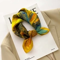 Dettaglio di un foulard in seta gialla con stampa a olio su una rivista di moda - Stile Pittura a Olio Van Gogh (ZS-243) / Giallo