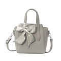 Sac seau trapèze gris chic en cuir texturé avec détail de foulard en soie à coeurs - Gris