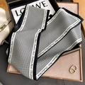 Gros plan d'un foulard en soie à carreaux pied-de-poule noir et blanc sur un plateau - Beige-Noir / 145cm