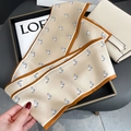 Eleganter beiger Seidenschal mit Pferdekopfmuster und braunem Rand in einer Geschenkbox - Khaki