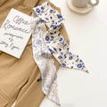 Dettaglio di un foulard twilly in seta a fiori su un blazer kaki con sfondo artistico - Floreale Blu su Sfondo Bianco (CT-347)