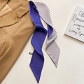 Détail d'un foulard en soie avec motif géométrique violet et M sur un blazer chic - Grue en Papier Violette Géométrique (CT-348) / 8x110cm