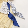 Dettaglio di un foulard in seta double-face blu reale e pois su un abito giallo - Pois Bianchi su Sfondo Blu (CT-342)