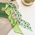 Dettaglio di foulard in seta verde e bianca con stampa floreale e scritta Love You - Verde Chiaro Floreale Testo