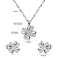 Dettaglio set gioielli quadrifoglio in acciaio inossidabile con finitura opaca e misure - Stile Quadrifoglio Traforato Satinato Argento (SE223104S)