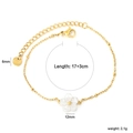 Pulsera de acero dorado con flores de nácar blanco y cadena ajustable con cierre - Estilo de Flor Blanca (BR29570AG)