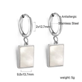 Vue macro des boucles d'oreilles en acier doré 18K avec détails en nacre blanche - Ea58190as