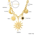 18k vergoldete Gliederkette mit Mond Perlen und Sonnenanhängern auf weißem Hintergrund - Stern Mond Sonne Multi-Anhänger Bohemian Stil (NE2H850MG)