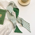Sciarpa di seta verde a pois su abito bianco con dettaglio della trama in raso - Pois Verde