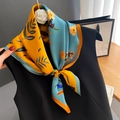 Pañuelo de seda con estampado floral naranja y azul mostrado sobre un vestido negro - 70*70cm / Azul-Amarillo