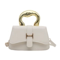 Elegante cremeweiße Box-Tasche mit goldenem Griff und modischer Gürtelschnalle im Detail - Weiß