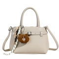 Schicke beige Eimertasche aus Lychee-Leder mit Bärenanhänger und Kettenriemen - Khaki
