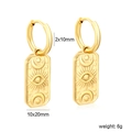 Detail von 18K vergoldeten geometrischen C-Ohrringen mit himmlischem Relief-Anhänger - Gold (EA5D8001G)