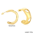 Vista detallada de pendientes en C dorados con corazones, tamaño 10,3x27mm y peso - Corazón Dorado Hueco Forma de C (EA339901G)