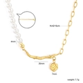 Elegante collana di perle asimmetrica con pendente a rosa dorata e dettaglio ramo - Stile Perla Giunzione Ramo di Rosa Dorata (NE2G190AG)
