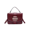 Elegante weinrote quadratische Handtasche mit goldener Schnalle und Gurt - Burgunderrot