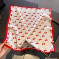 Carré en soie avec imprimé cerise et bordure rouge texture satinée luxueuse - 53x53cm / Fond Blanc Imprimé Cerise Rouge