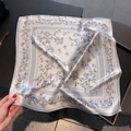 Dettaglio di un grande foulard di seta quadrato con stampa di farfalle blu lucido - 53*53cm / Azzurro