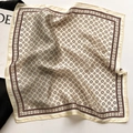 Elegante foulard in seta beige con motivi vintage a pois e raffinata finitura satinata - 53*53cm / Beige