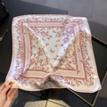 Elegante foulard in seta con stampe di farfalle rosa su base bianco crema - 53*53cm / Rosa