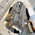 Gran chal de seda con estampado de pata de gallo, diseño paisley y detalles amarillos - Borde Beige