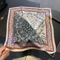 Dettaglio ravvicinato di foulard in seta paisley con bordi geometrici bordeaux e verdi - Rosso