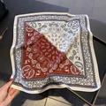 Foulard quadrato in seta con stampa paisley rossa e nera e finitura in raso lucido - Nero