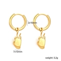 Dettaglio orecchini a cerchio dorati con gesto mano OK da 2x10mm e ciondoli 7x13mm - Gesto V (EA5D0601G)