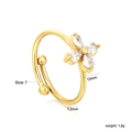 Detailansicht von vergoldetem Ring mit weißen Zirkonia-Blütenblättern und Maßen - Gold Blumen Ring (RI175007G)