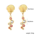 Vue détaillée de boucles d'oreilles coquillage dorées avec pampilles en strass roses - Style Pendant Strass Coquillage Éventail Or (EA5D380MG)