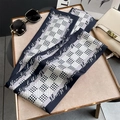 Dettaglio di sciarpa sottile blu e grigia pied-de-poule con scritte decorative - Beige Nero (Pied-de-Poule Lettera)