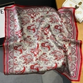 Elegante sciarpa di seta paisley rossa e beige esposta con una borsa bianca di lusso - 65*65cm / Rosso