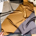 Dettaglio di un foulard quadrato in seta con motivi geometrici colorati e pois - 70*70cm / Caffè Giallastro