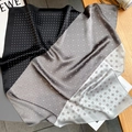 Dettaglio foulard in seta con pois e motivi geometrici a rombi in stile elegante - 70*70cm / Nero e Grigio