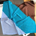 Dettaglio di sciarpa quadrata in seta con pois blu e motivi geometrici raffinati - 70*70cm / Caffè Blu Acqua