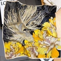 Carré en soie noir élégant avec fleurs jaunes et motif de poissons rouges sur bois - 65x65cm / Jaune et Noir (ZC-121-Jaune Noir)
