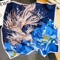 Détail du foulard carré en soie orné de poissons rouges orange et de pivoines bleues - 65x65cm / Bleu Marine (ZC-121-Bleu Marine)