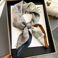 Elegante sciarpa in seta con stampa vintage e patchwork su una borsa trapuntata - 65*65cm / Beige e Verde