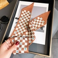 Dettaglio twilly a scacchi caramello con lettere blu in una elegante confezione regalo - Marrone Beige