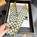 Dettaglio di un foulard twilly verde a scacchi con lettere in una scatola regalo - Beige e Verde