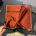 Elegante bufanda de seda paisley rojo vintage con bordes dorados sobre fondo madera - 53x53cm / Rojo (ZS-644)