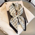 Elegante sciarpa di seta avorio con stampa a fiocco nero e bordo su un blazer bianco - 70x70cm / Bianco Sporco