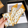 Dettaglio del foulard twilly in seta con stampa floreale giallo zenzero su scatola regalo - Beige