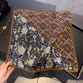 Carré en soie aux motifs paisley et géométriques tons café sur un bureau sombre - 53x53cm / Marron Café
