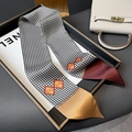 Dettaglio della sciarpa twilly in seta pied-de-poule con logo C.C e accenti bordeaux - Bordo Cachi (CXJ-59)