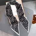 Elegante pañuelo de seda blanco y negro con patrón de estrellas en bolso de lujo - Talla única / Estampado de Estrellas Negro (FX-154-)