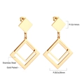 Détail de boucles d'oreilles géométriques en acier inoxydable plaqué or 18K - Carré doré