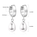 Dettaglio degli orecchini antiallergici in acciaio inossidabile con perle a goccia - Stile Perla Goccia d'Acqua Argento (EA512001S)