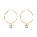 Chique gouden oorringen met fonkelende hartvormige zirkonia hangers op witte achtergrond - Hart Zirkonia (EA525302G) / Goud